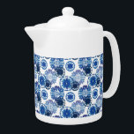 Teapot-Blue Tile<br><div class="desc">Dieser Teekessel ist in Weiß mit einem schönen Imitat blau Aquarellkachel bedruckt. Mittlere Größe angezeigt. Passen Sie dieses Objekt an oder kaufen Sie,  wie es ist. Stock Print freepik.com</div>