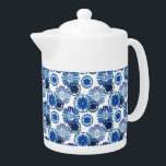 Teapot-Blue Tile<br><div class="desc">Dieser Teekessel ist in Weiß mit einem schönen Imitat blau Aquarellkachel bedruckt. Mittlere Größe angezeigt. Passen Sie dieses Objekt an oder kaufen Sie, wie es ist. Stock Print freepik.com</div>