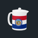 Teapot für die Staatsflagge in Missouri<br><div class="desc">Mit unserem exklusiven Teekessel unter der Flagge von Missouri können Sie Ihre Teeerfahrung noch weiter steigern! Dieser Teekessel ist nicht nur ein Küchenaccessoire, sondern auch eine Feier des reichen Erbes und kulturellen Stolzes von Missouri. Der Teekessel zeigt die ikonische Staatsflagge von Missouri, was ihn zu einer einzigartigen und sinnvollen Art...</div>