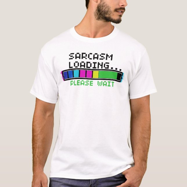 Tech Humor T-Shirt – Sarkasmus wird geladen, bitte (Vorderseite)