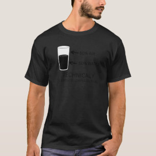 Technisch gesehen ist das Glas halb voll Ingenieur T-Shirt
