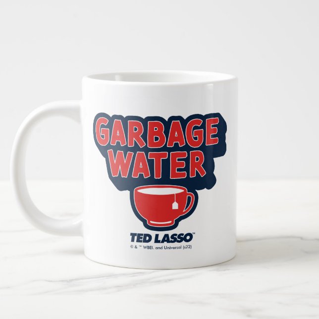 Ted Lasso | Garbage Water Tea Graphic Jumbo-Tasse (Links)