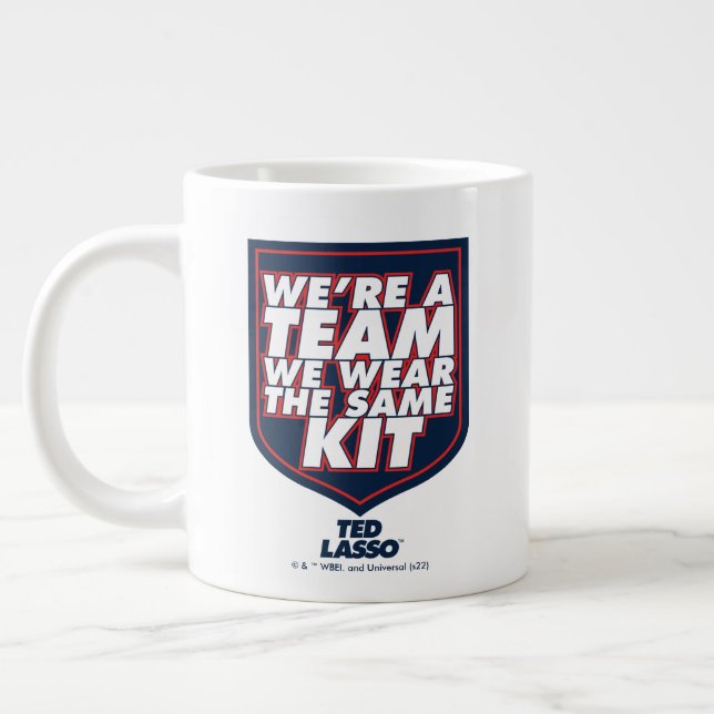 Ted Lasso | Wir sind ein Team Typografy Graphic Jumbo-Tasse (Links)