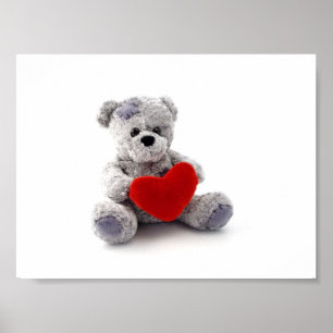 Teddy Bärenspielzeug, das ein Herz auf weißem Hint Poster