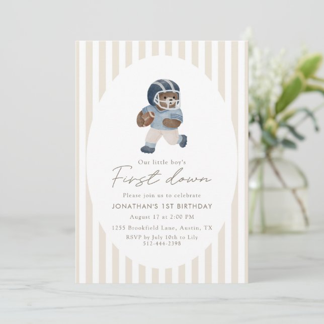 Teddy bear First Down Football First Birthday Einladung (Stehend Vorderseite)