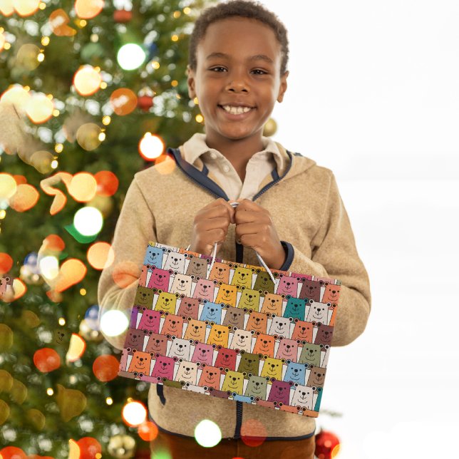 Teddy Bear Große Geschenktüte (smiling kid holding a gift bag in front of a christmas tree)