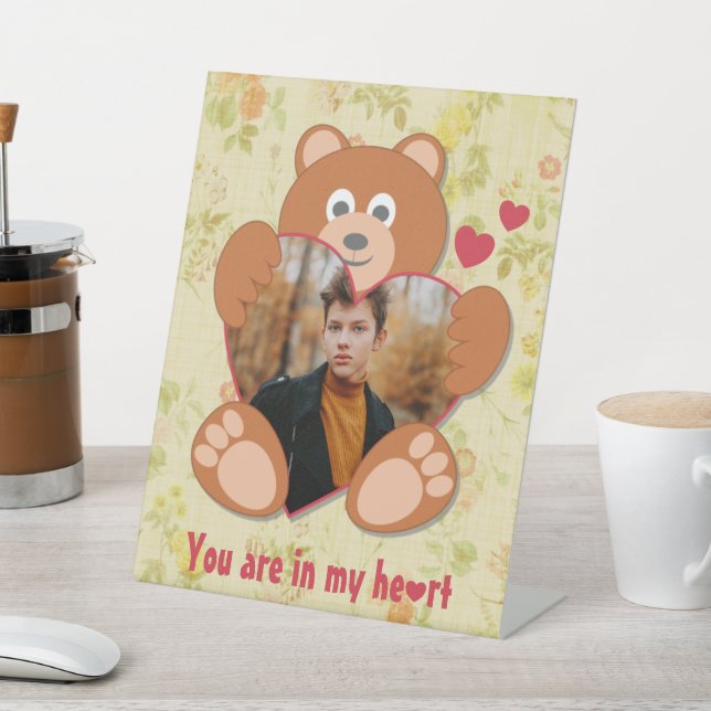 Teddy Bear Holding Heart Foto Valentinstag Sockelschild (In SItu)
