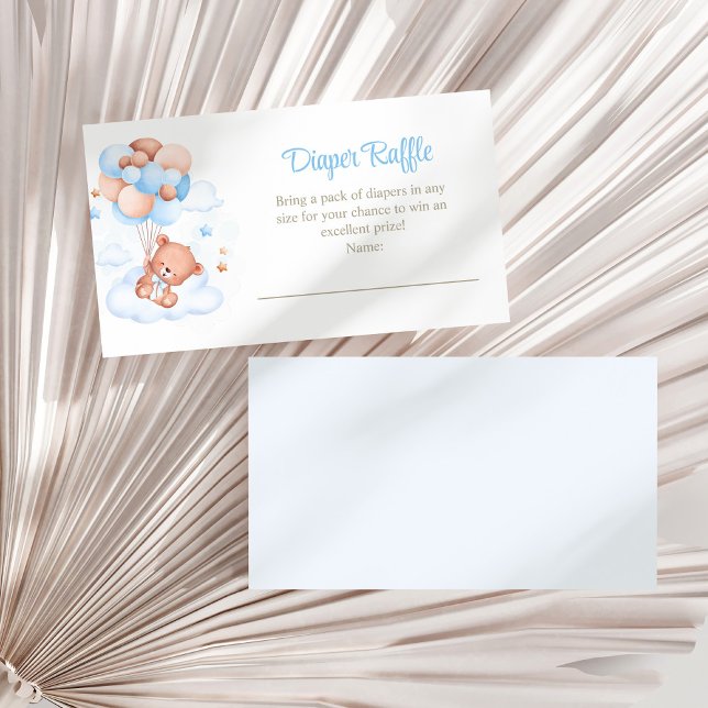 Teddy Bear in der Sky Diaper Raffle Umschließungsk Begleitkarte (Teddy Bear in the Sky Diaper Raffle Enclosure Card on a white dry palm leaf.)