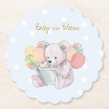 Teddy Bear liest ein Buch Baby in Bloom