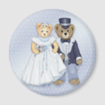 Teddy Bear Wedding - Anpassen Magnet<br><div class="desc">Adorable Braut und Bräutigam Teddy Bären. Dieses hübsche Paar ist in ihrem Hochzeitsgeschirr gekleidet. Er in seinem Smoking und Top Hut und sie ist in ihrem Hochzeitskleid und Schleier. Sie hält einen Blumenstrauß. Passen Sie die Namen und das Hochzeitdatum an,  wenn nötig.</div>