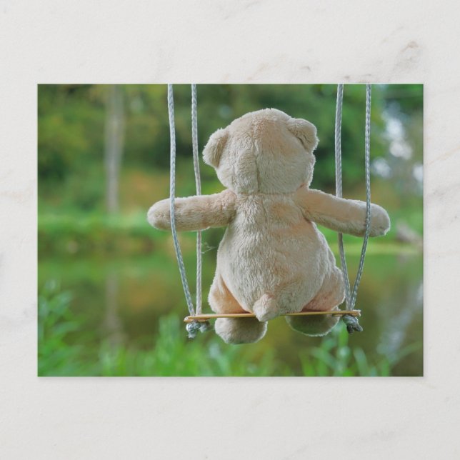 Teddy beertje dat op een schommel zit in de natuur postkarte (Vorderseite)