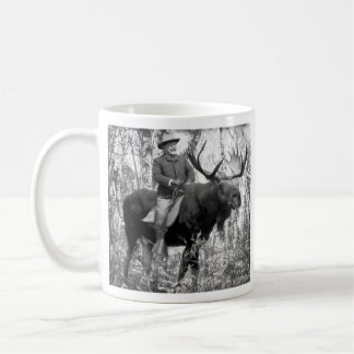 Teddy Roosevelt, der einen Stier-Elch reitet Tasse