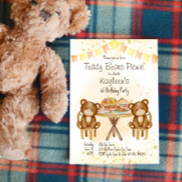 Teddy trägt eine Geburtstagsparty mit Picknick