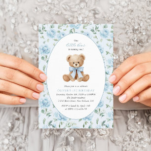 Teddybär, blaues Band, blaue Blumen, erster Geburt Einladung