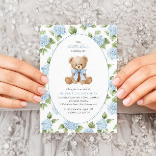 Teddybär, blaues Band, blaue Blumen, erster Geburt Einladung
