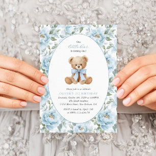 Teddybär, blaues Band, blaue Blumen, erster Geburt Einladung