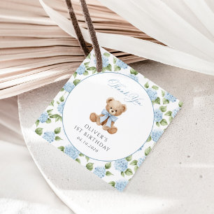 Teddybär, blaues Band, blaue Blumen, erster Geburt Geschenkanhänger