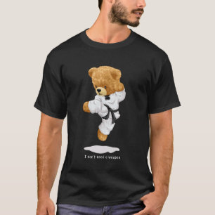 Teddybär Karateanzug führt Sprungtritt aus T-Shirt