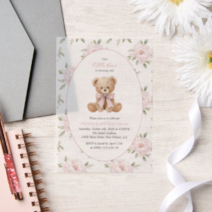 Teddybär, rosa Schleife, rosa Blumen, erster Gebur