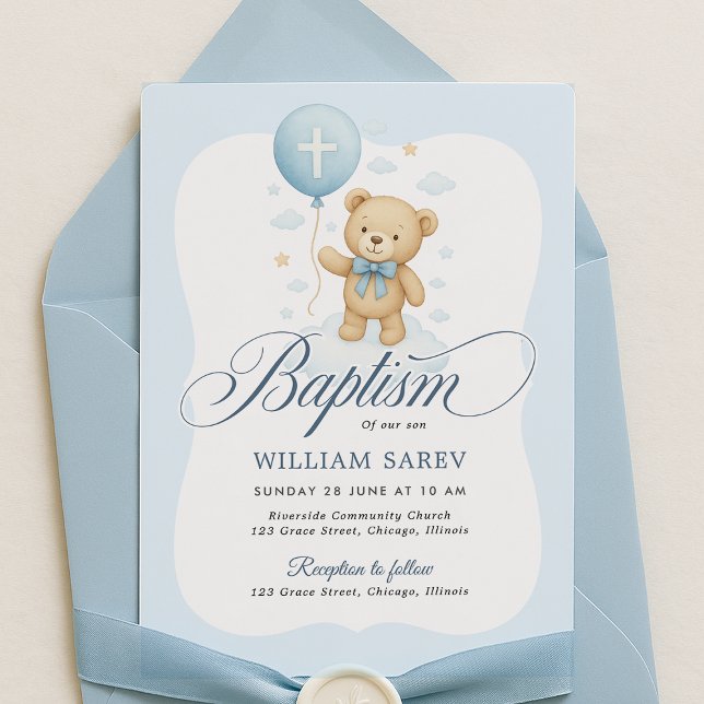 Teddybär-Taufe Einladung für Junge (Modern teddy bear baptism card styled with envelope and ribbon – sweet and simple boy invite)