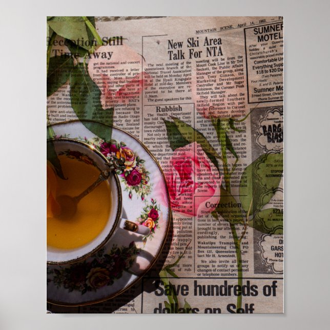 Tee, altes Schreibpapier und rosa Rosen Poster (Vorne)