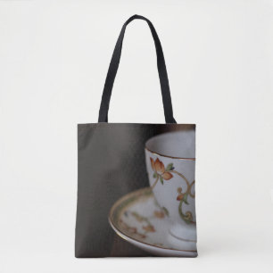 Tee auf Schokoladen-Tasche