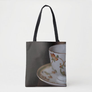 Tee auf Schokoladen-Tasche
