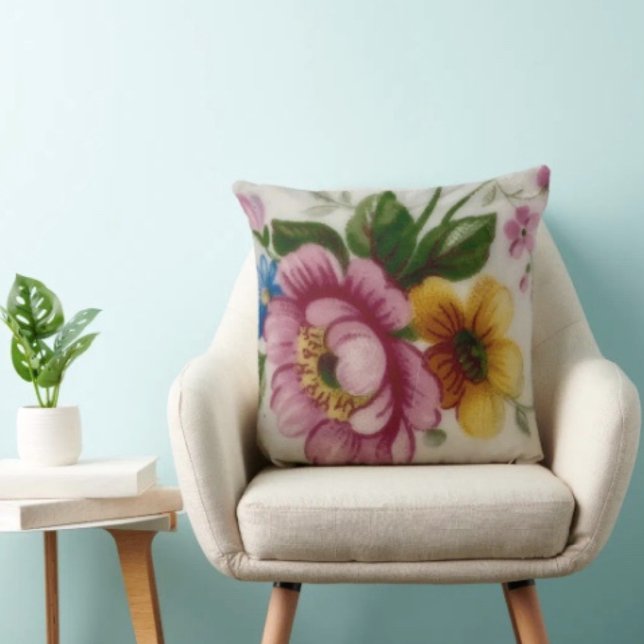 Tee Cup Floral Bouquet Kissen (Throw Pillow 100% polyester heavyweight stretch material. Hidden zipper Made in the USA.
)