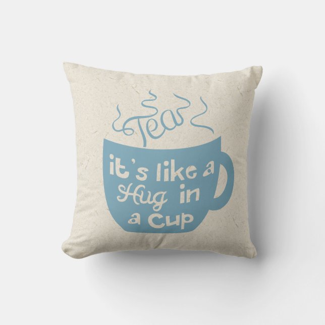 Tee ist wie eine Umarmung in einem Cup Kissen (Vorderseite)