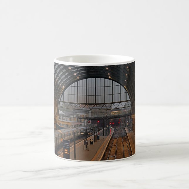 Tee oder Kaffee - King's Cross Station London. Tasse (Mittel)