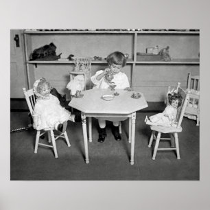 Tee Party mit Dolls, 1923. Vintages Foto Poster