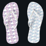 Tee-Party Polka Dot Teacup Cup Teezeremonie Druck Flip Flops<br><div class="desc">Flip Flops bieten eine originale Marker-Abbildung zweier pastellfarbener Teetassen mit Streifen und Polka Dot. Ideal für ein Tee-Party!</div>