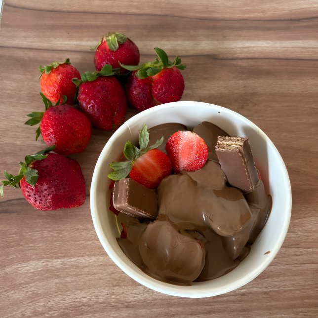 Tee trinken mit Ambiente Fotodruck (Chocolate-Drenched Strawberry Bliss)