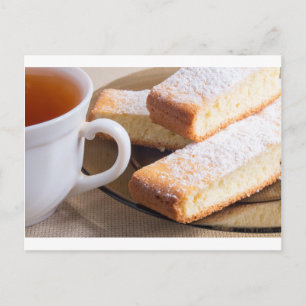 Tee und Teller aus frischen Keksen Postkarte