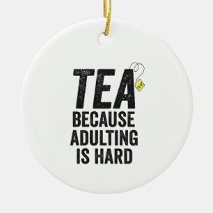 Tee, weil Erwachsenwerden schwer witzig ist Keramik Ornament