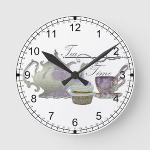 Tee-Zeit! Lila Teekanne-, Teacup-und Kuchen-Kunst Runde Wanduhr