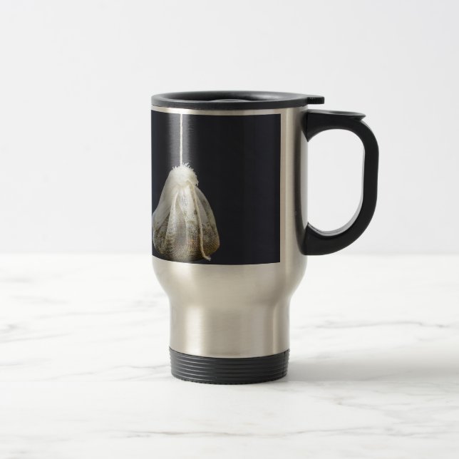Teebeutel hängt in einer Tasse (Rechts)