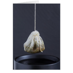 Teebeutel hängt in einer Tasse