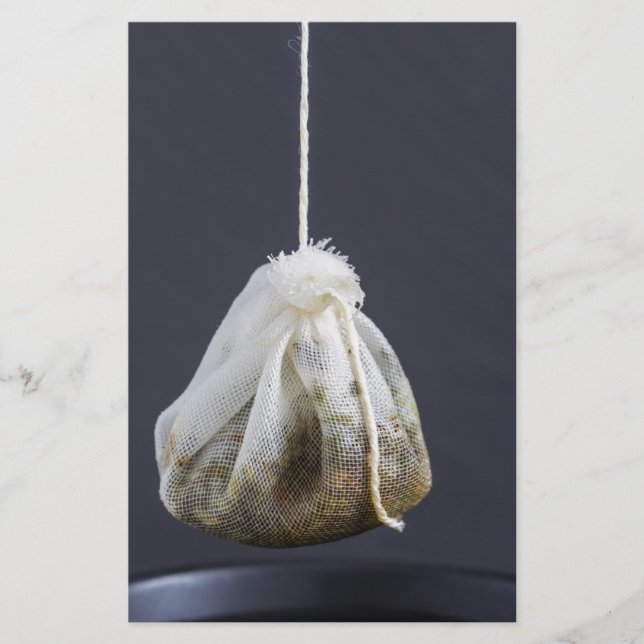Teebeutel hängt in einer Tasse Briefpapier (Vorderseite)