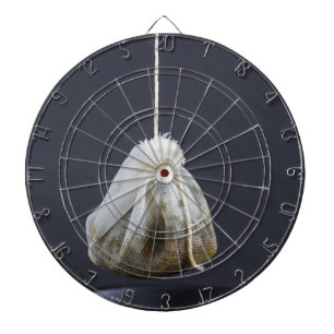 Teebeutel hängt in einer Tasse Dartscheibe