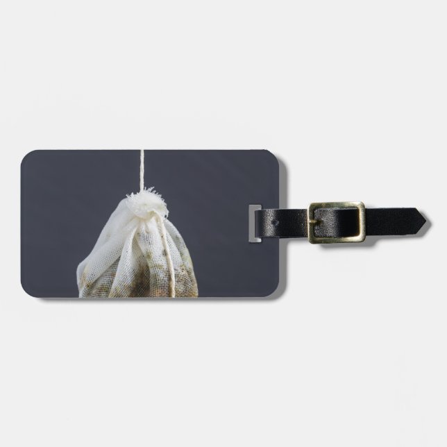 Teebeutel hängt in einer Tasse Gepäckanhänger (Vorderseite horizontal)