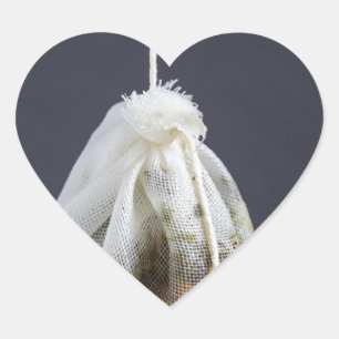 Teebeutel hängt in einer Tasse Herz-Aufkleber