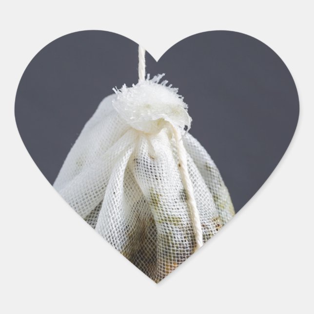 Teebeutel hängt in einer Tasse Herz-Aufkleber (Vorderseite)