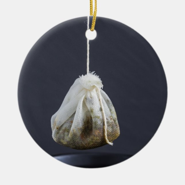 Teebeutel hängt in einer Tasse Keramikornament (Vorne)
