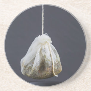 Teebeutel hängt in einer Tasse Sandstein Untersetzer