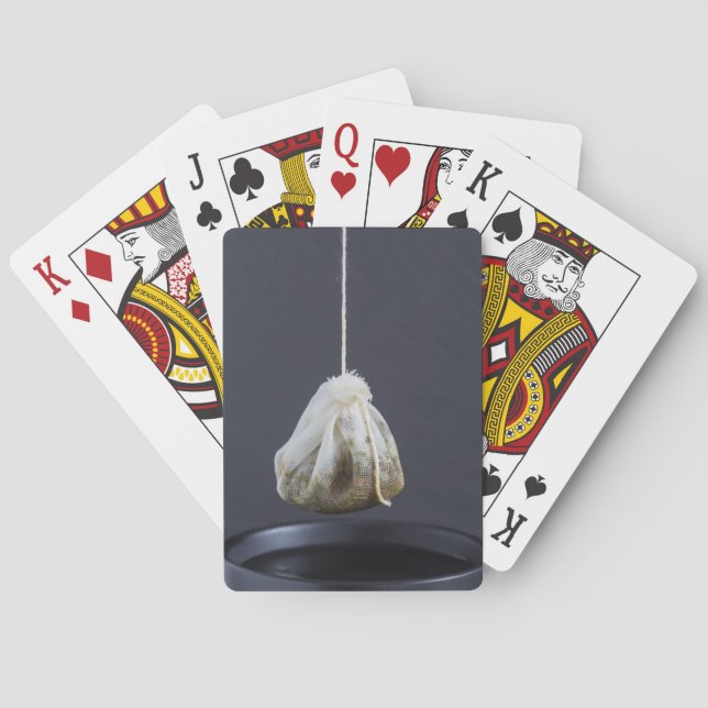 Teebeutel hängt in einer Tasse Spielkarten (Rückseite)