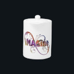 Teekanne "Imagine"<br><div class="desc">Inspirier die Liebe in deinem Leben mit diesem inspirierenden Textdesign. Dieses inspirierende Teekessel-Design zeigt die Worte IMAGINE in farbenfrohen Texten,  umgeben von dekorativen Wirbel. Macht ein großartiges Geschenk für die Hauswärmung.</div>