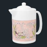 Teekanne mit rosa Blumen- und Vogeldesign<br><div class="desc">Teekanne mit hübschem hellrosa Blumenmuster und Vogeldesign. Die Blume sind weiß,  der Vogel rosa mit offenen Flügeln und hübsche grüne Blätter. Dank Creative Fabrica und dem Hungryjpeg für einige der Elemente im Design.</div>