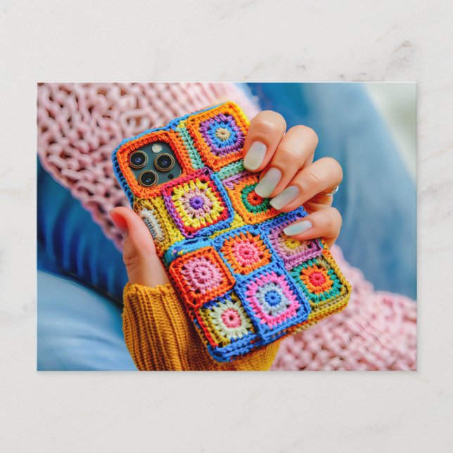 Teen Holding a Crocheted Phone Case Made From Gran Postkarte (Vorderseite)