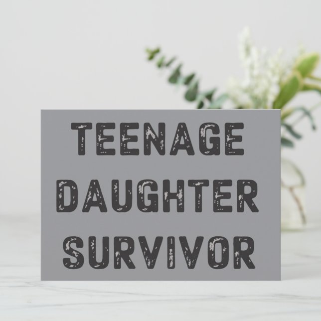 Teenage Daughter Survivor Funny Father's Day Humor Einladung (Stehend Vorderseite)